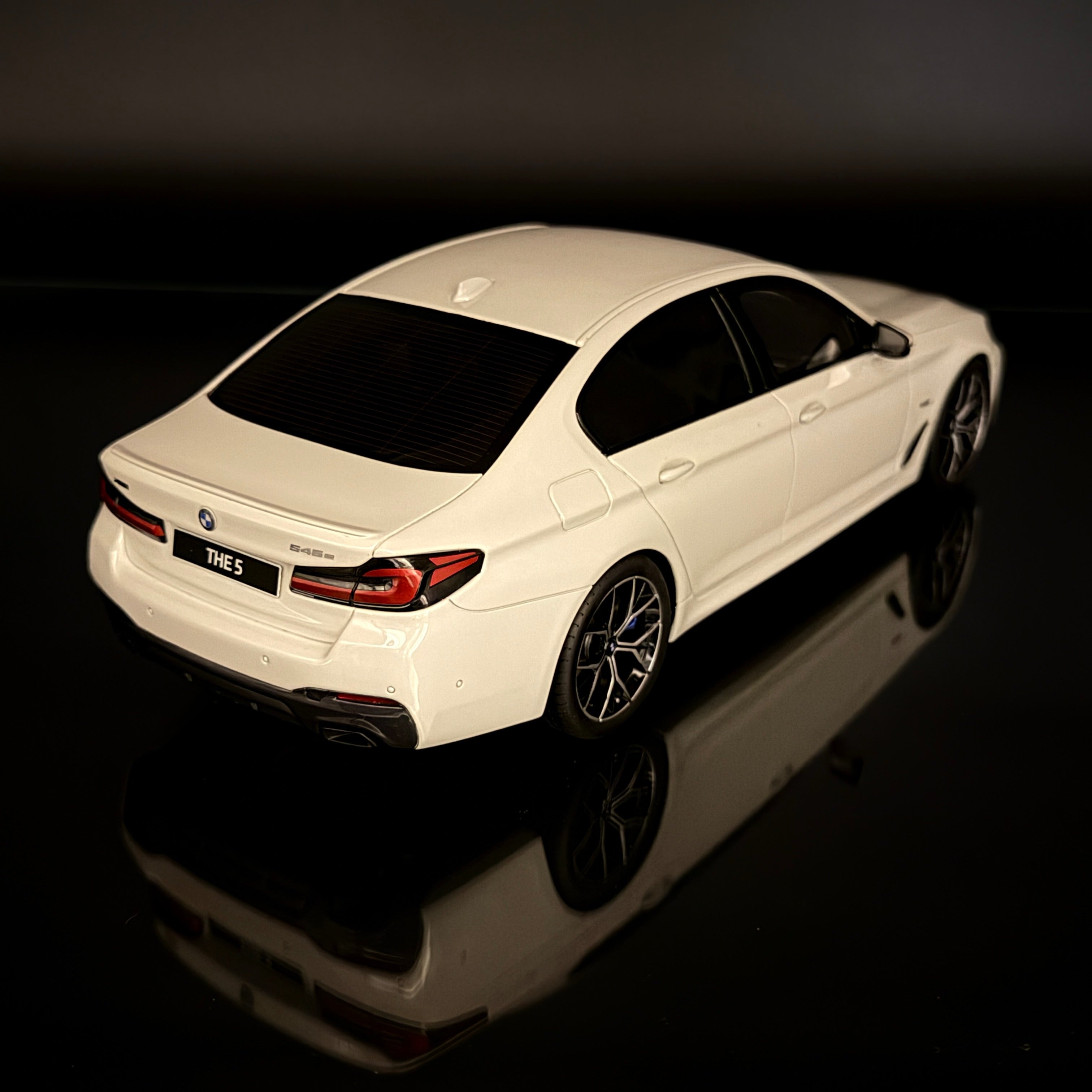 BMW 545e xDrive G30 M Sport 2021 Alpine White 1:18 GT Spirit Collectible Model