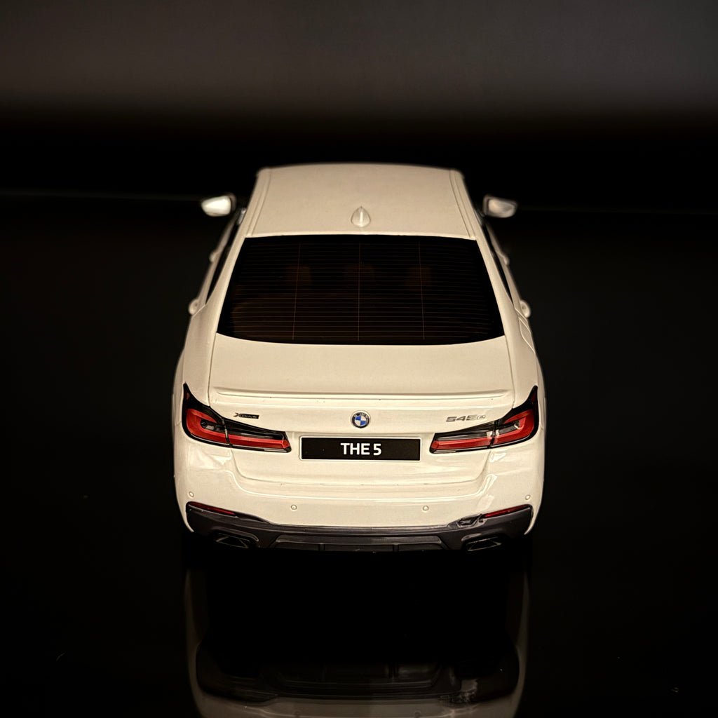 宝马 545e xDrive G30 M Sport 2021 阿尔卑斯白 1:18 GT Spirit 收藏模型