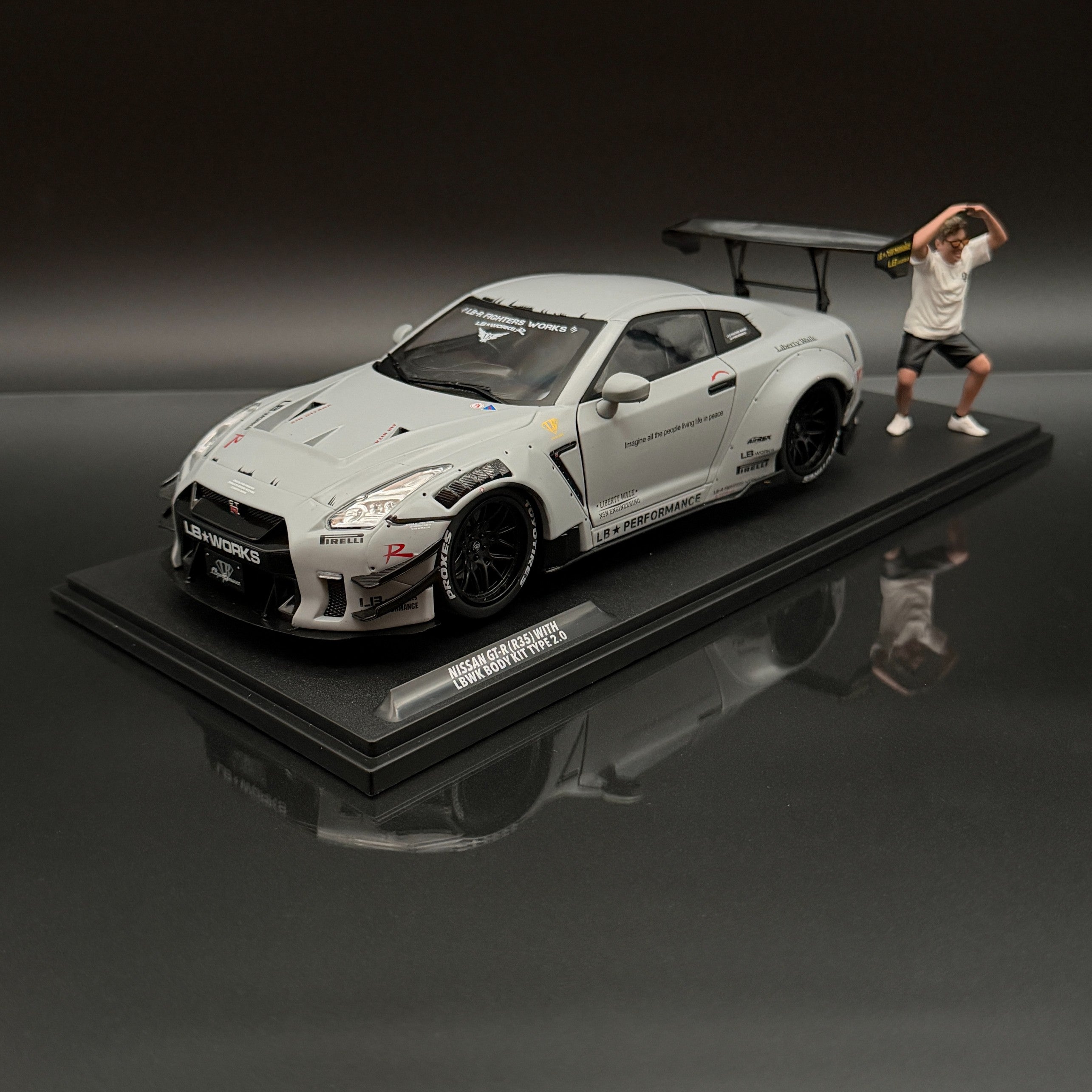 Nissan GT-R R35 Liberty Walk 2.0 2024 灰色 1:18 Solido 宽体模型车