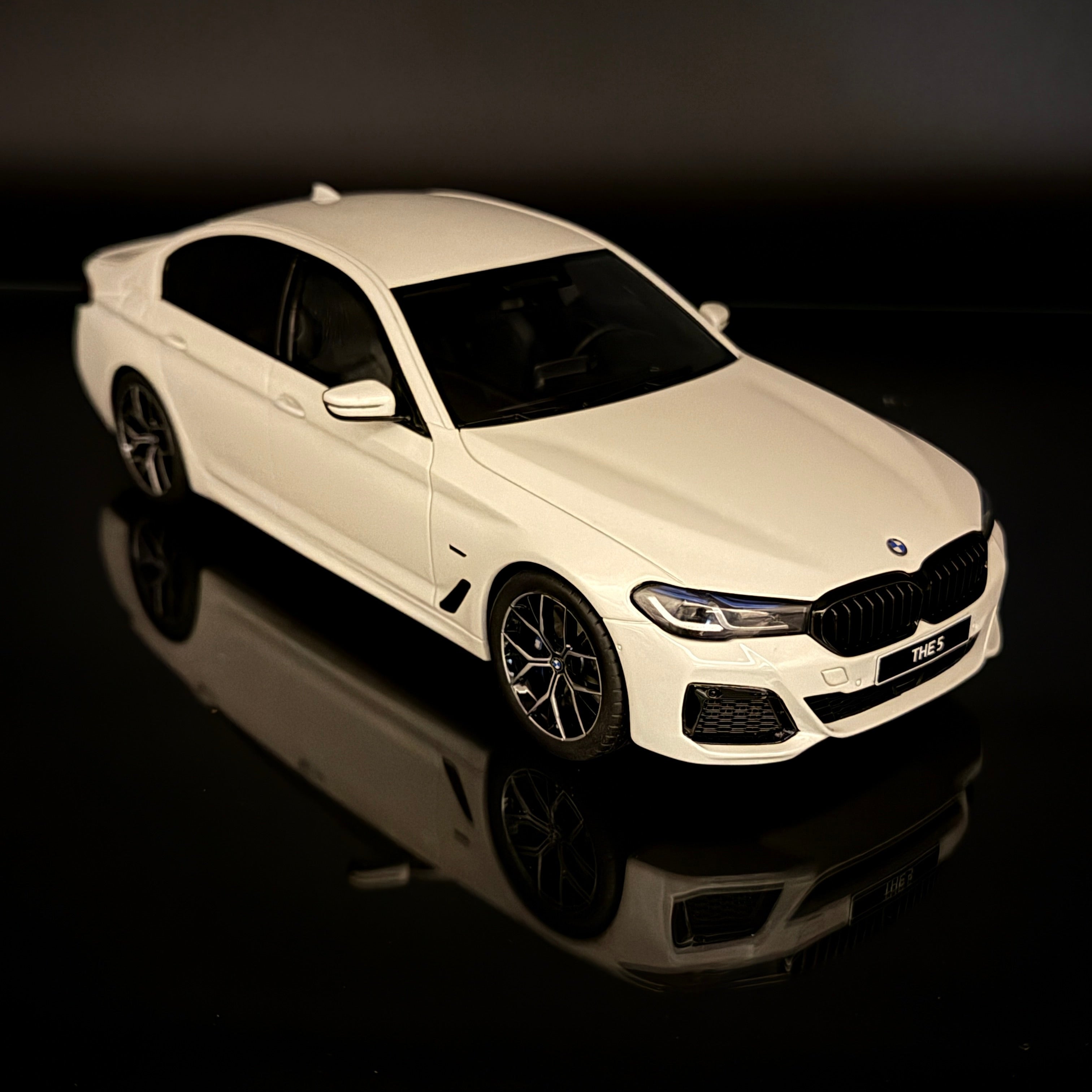 BMW 545e xDrive G30 M Sport 2021 Alpine White 1:18 GT Spirit Collectible Model