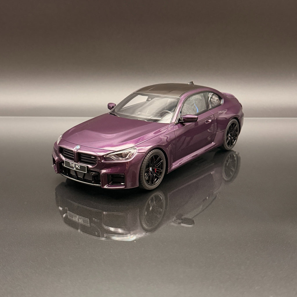 BMW M2 G87 Coupé 2023 – Violet Crépuscule Métallisé – Modèle de collection haut de gamme à l'échelle 1:18 par GT Spirit