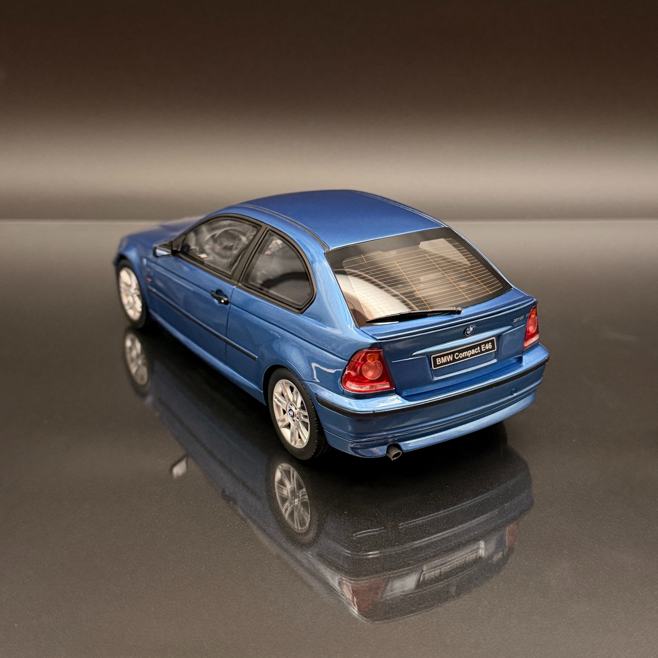 BMW E46 Compact 318ti — Estoril Blue 2002 | 1:18 Scale Collector Piece by Otto Mobile