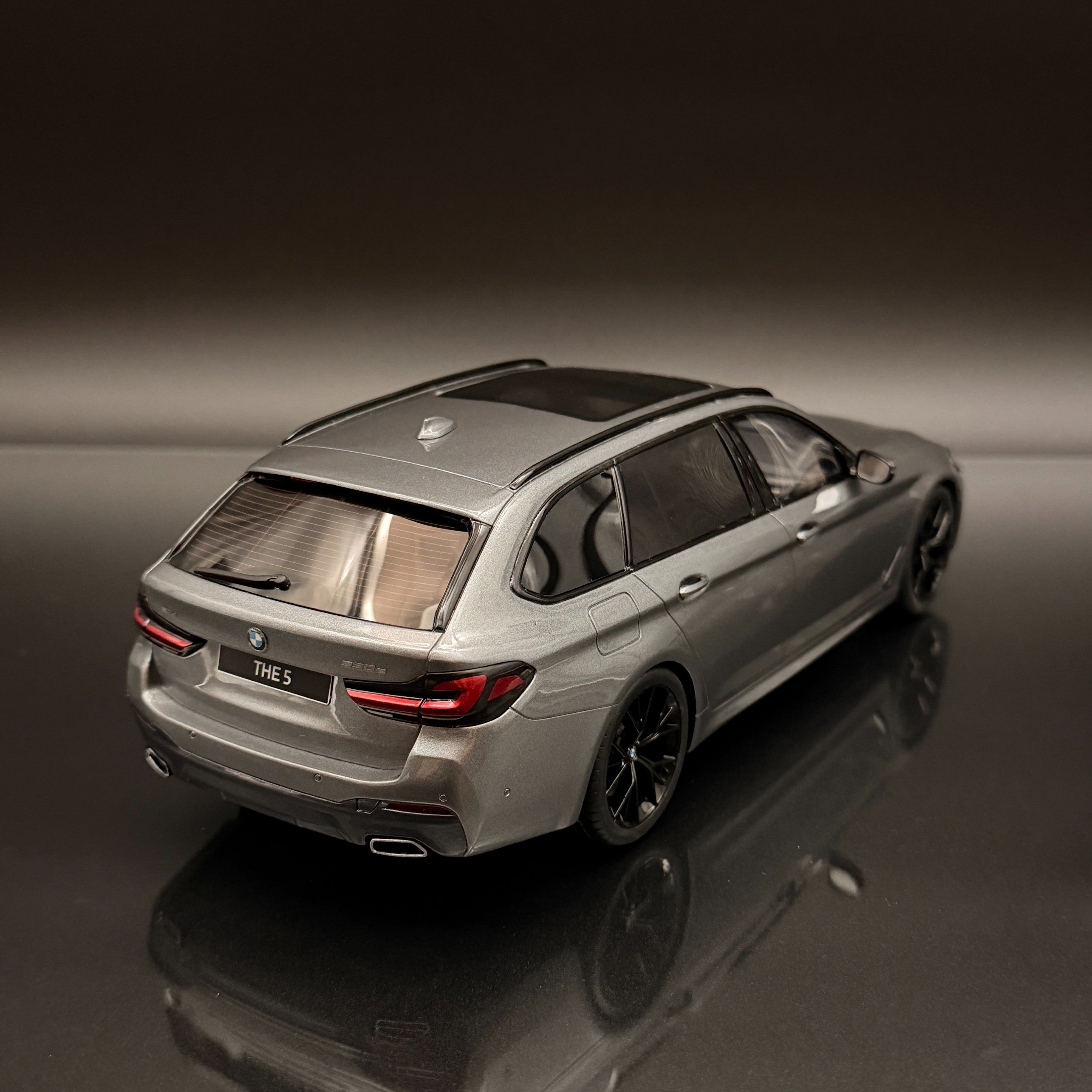 BMW 530e Touring G31 M Sport 1:18 GT Spirit GT485 2023 Grey Luxury Model