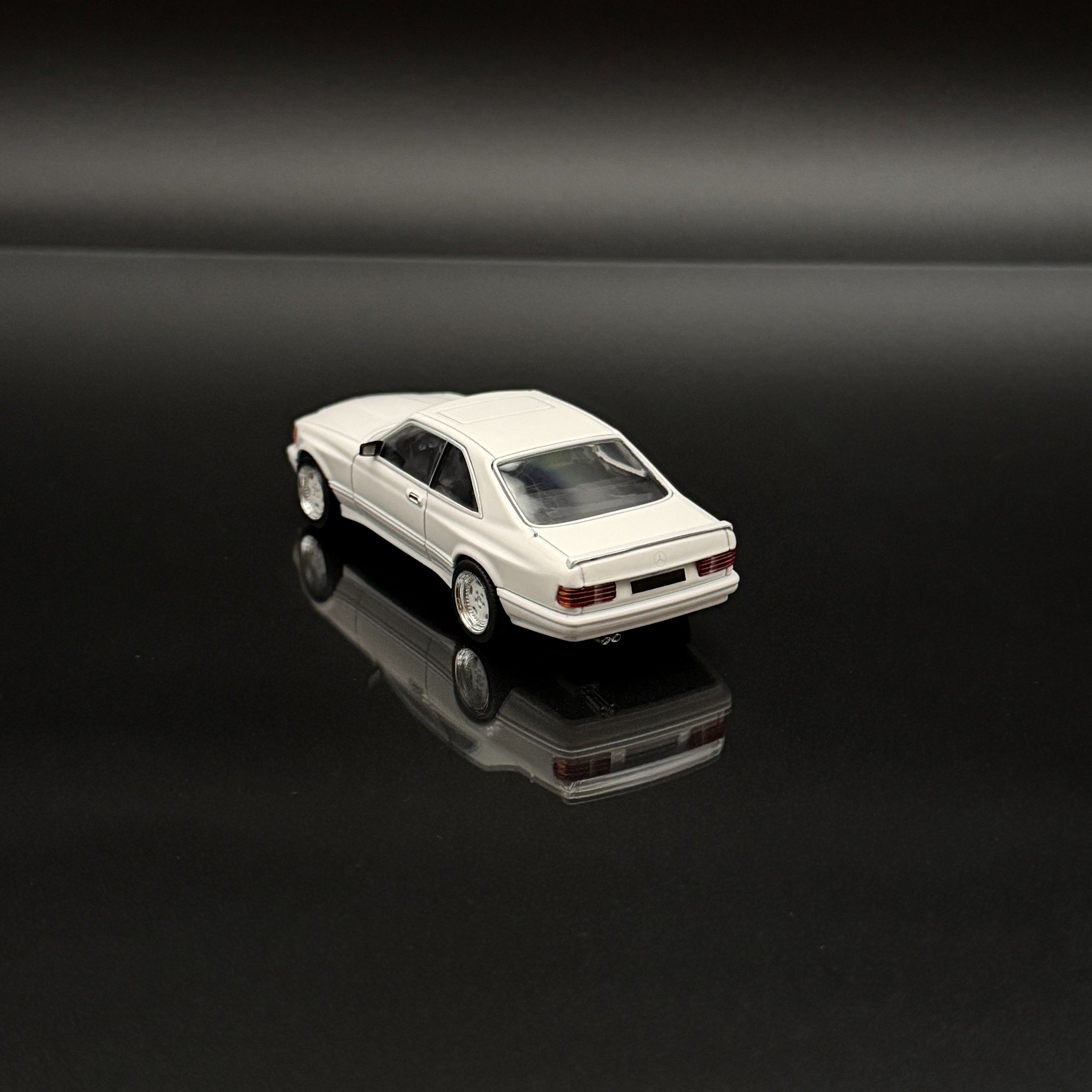 Mercedes-Benz 560 SEC AMG Widebody 1990 Classic White 1:43 Luxury Model Car