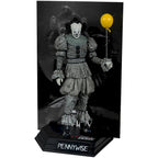 IT: Welcome to Derry Movie Maniacs Pennywise-figuur in zwart-wit van 16 cm van McFarlane Toys