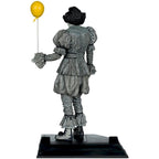 IT: Welcome to Derry Movie Maniacs Pennywise-figuur in zwart-wit van 16 cm van McFarlane Toys