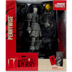 IT: Welcome to Derry Movie Maniacs Pennywise-figuur in zwart-wit van 16 cm van McFarlane Toys