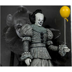 IT: Welcome to Derry Movie Maniacs Pennywise-figuur in zwart-wit van 16 cm van McFarlane Toys