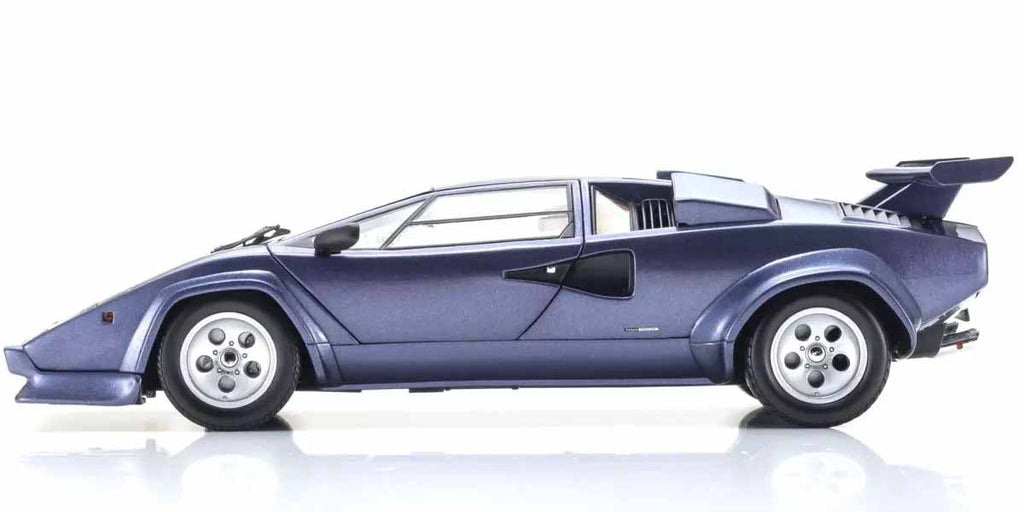 Lamborghini Countach LP5000 Quattrovalvole sötétkék 1:18 méretarányban, a Kyoshótól