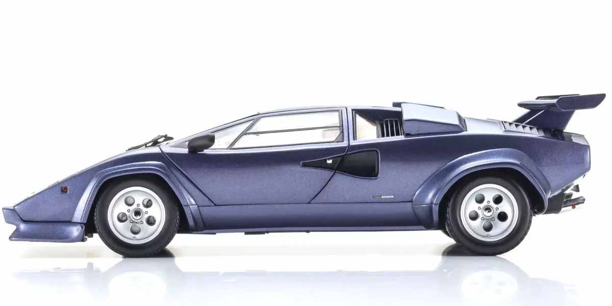 Lamborghini Countach LP5000 Quattrovalvole sötétkék 1:18 méretarányban, a Kyoshótól