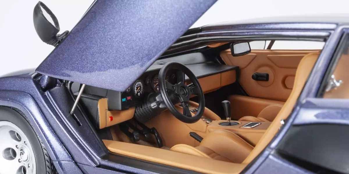 Lamborghini Countach LP5000 Quattrovalvole sötétkék 1:18 méretarányban, a Kyoshótól