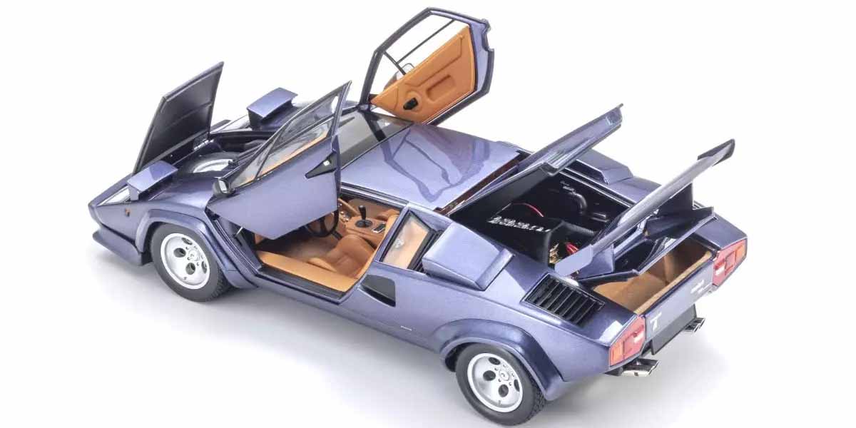 Lamborghini Countach LP5000 Quattrovalvole sötétkék 1:18 méretarányban, a Kyoshótól