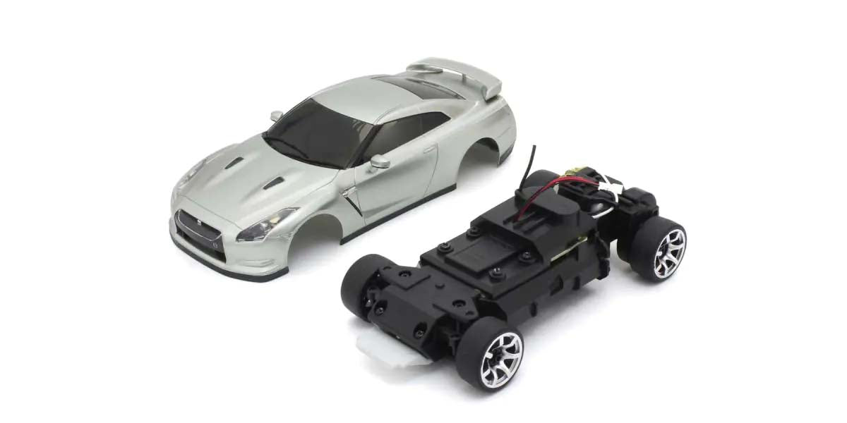 Primer Mini-Z Nissan GT-R (R35) Plateado – Coche RC 1:28 de KYOSHO