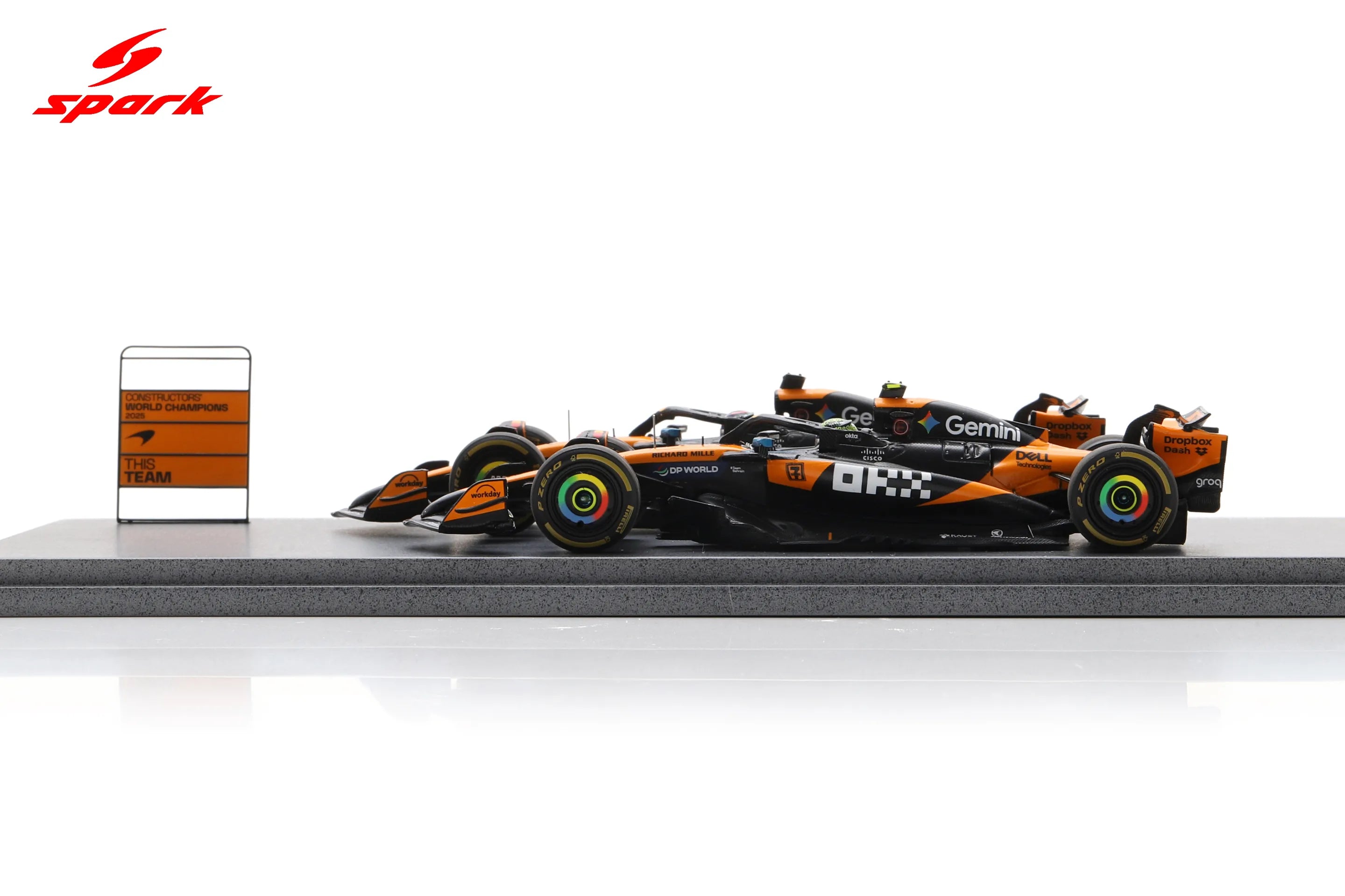 McLaren MCL39 #4 и #81 Формула 1 шампион на конструкторите за 2025 г. – Ландо Норис и Оскар Пиастри