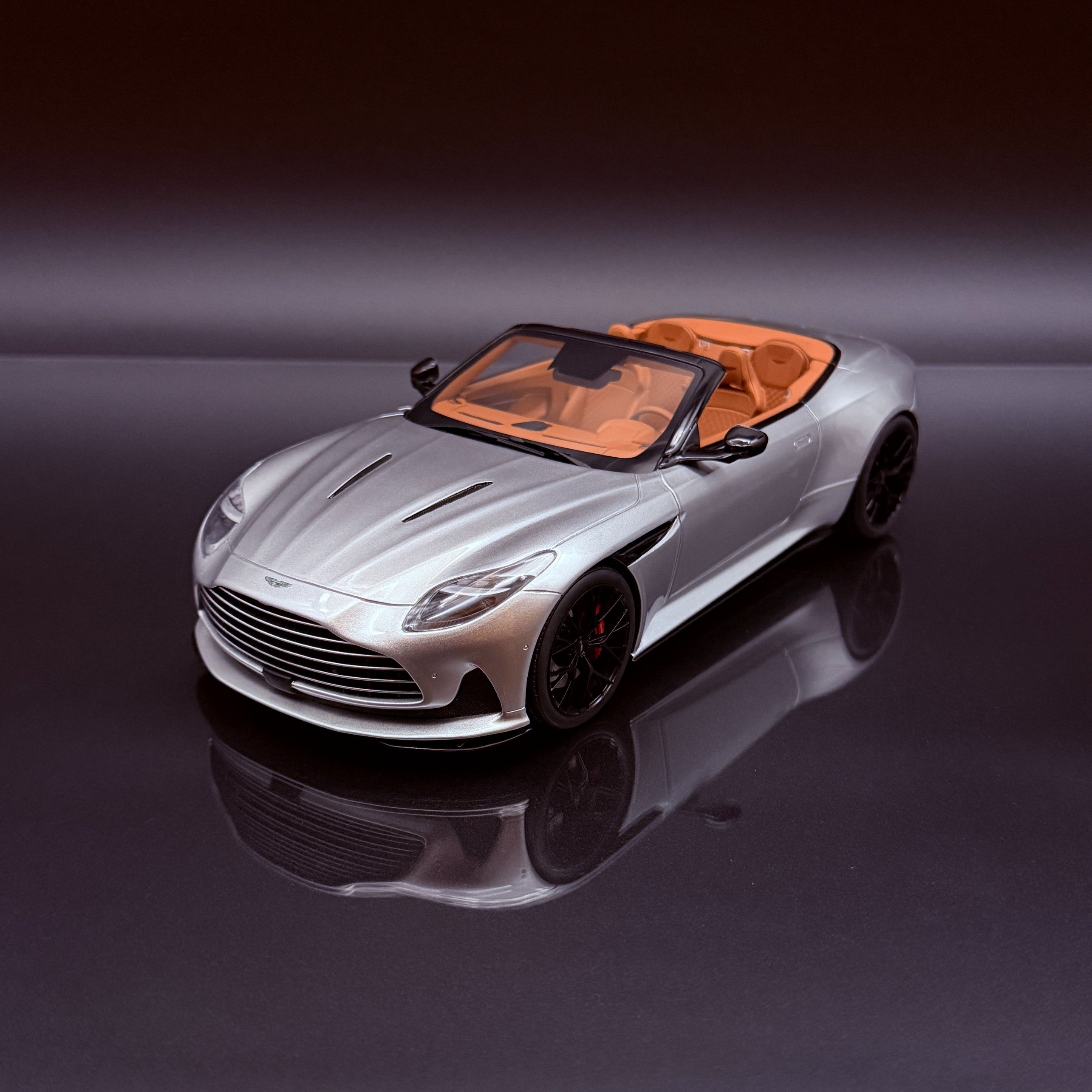 Aston Martin DB12 Volante — Aluminite Silver 2023 | 1:18 Collector Model by GT Spirit