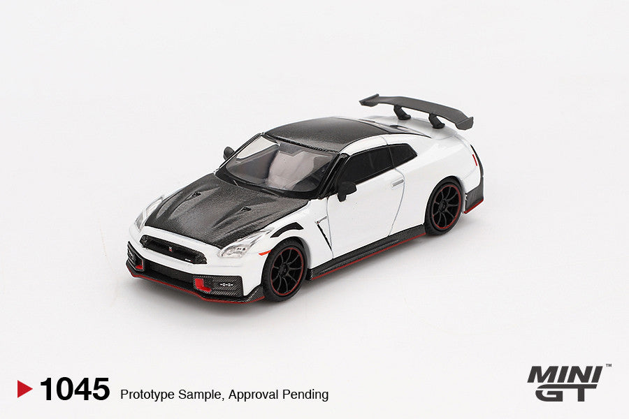 Nissan GT-R NISMO 2024 Brilliant White Pearl 1:64 Modellauto Die-Cast