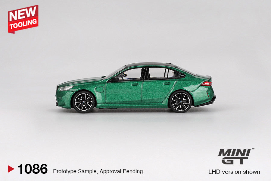 BMW M5 (G90) Isle of Man Green Metallic 2024 1:64 Diecast Modell