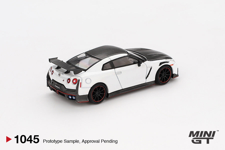 Nissan GT-R NISMO 2024 Brilliant White Pearl 1:64 Modellauto Die-Cast