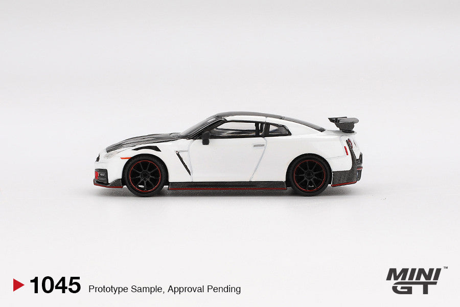 Nissan GT-R NISMO 2024 Brilliant White Pearl 1:64 Modellauto Die-Cast