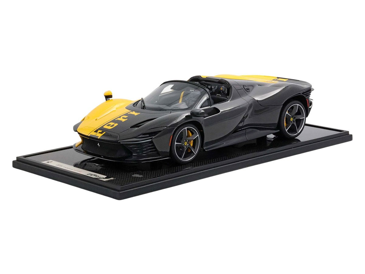 Ferrari Daytona SP3 Spider Tailor Made Giallo Modena con fibra di carbonio, edizione limitata a 99 pezzi, in scala 1:12 con teca espositiva di BBR Models