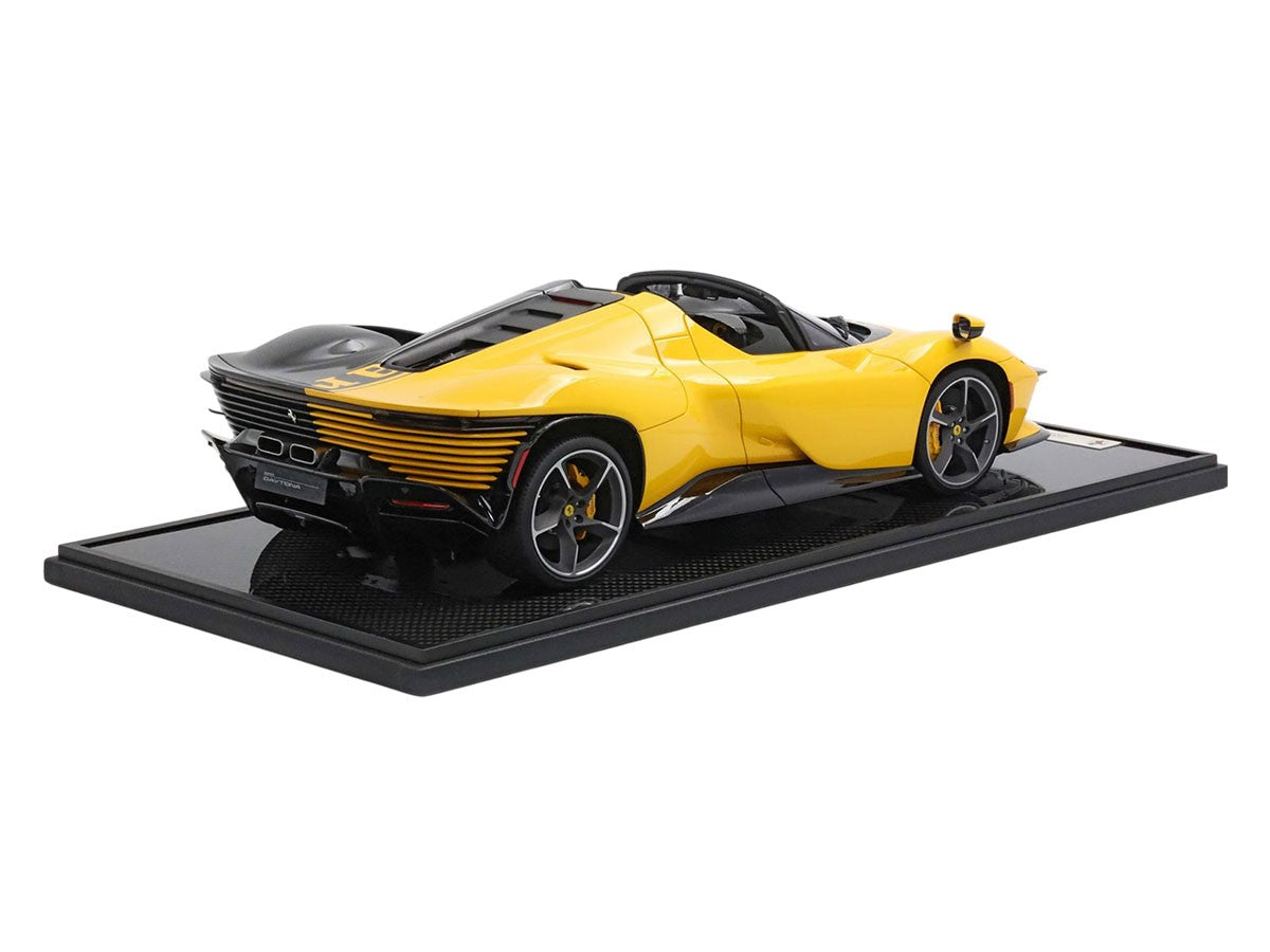 Ferrari Daytona SP3 Spider Tailor Made Giallo Modena con fibra di carbonio, edizione limitata a 99 pezzi, in scala 1:12 con teca espositiva di BBR Models