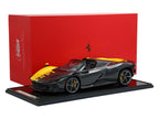 Ferrari Daytona SP3 Spider Tailor Made Modena Yellow, hiilikuidulla, rajoitettu 99 kappaleen painos, mittakaava 1:12, vitriinikotelolla, BBR Models