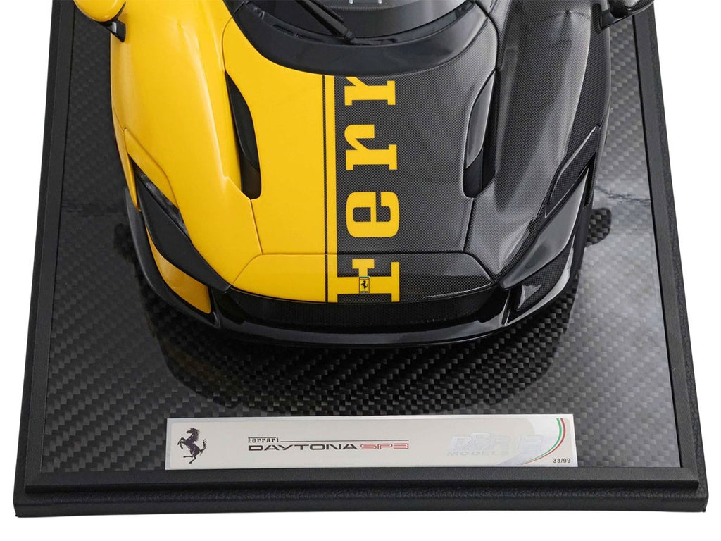 Ferrari Daytona SP3 Spider Tailor Made Modena Yellow, hiilikuidulla, rajoitettu 99 kappaleen painos, mittakaava 1:12, vitriinikotelolla, BBR Models