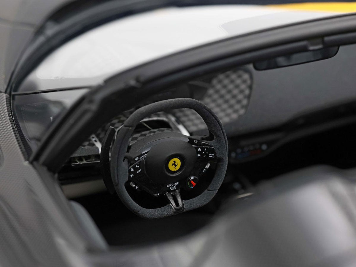 Ferrari Daytona SP3 Spider Tailor Made Giallo Modena con fibra di carbonio, edizione limitata a 99 pezzi, in scala 1:12 con teca espositiva di BBR Models