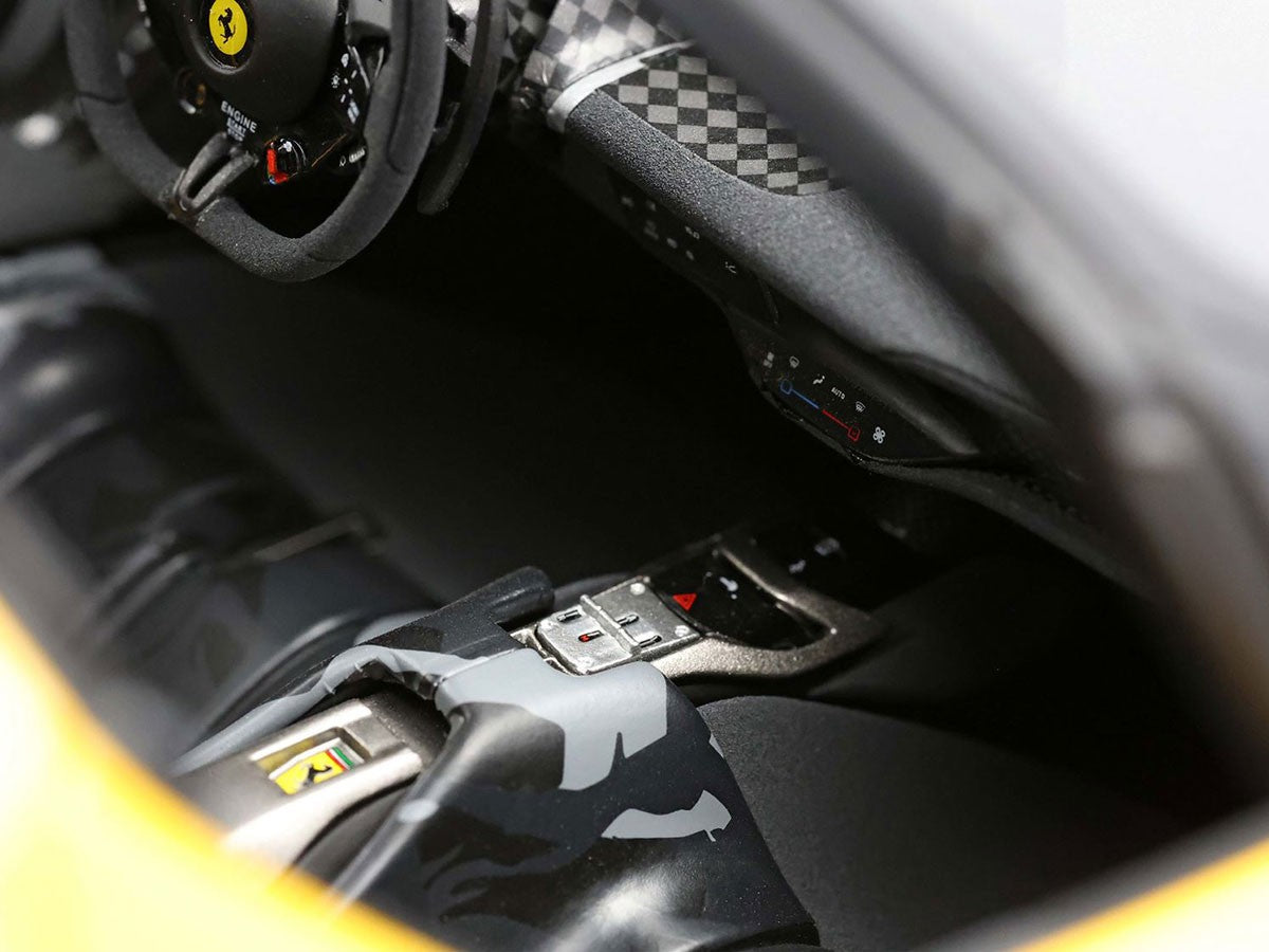 Ferrari Daytona SP3 Spider Tailor Made Modena Yellow, hiilikuidulla, rajoitettu 99 kappaleen painos, mittakaava 1:12, vitriinikotelolla, BBR Models