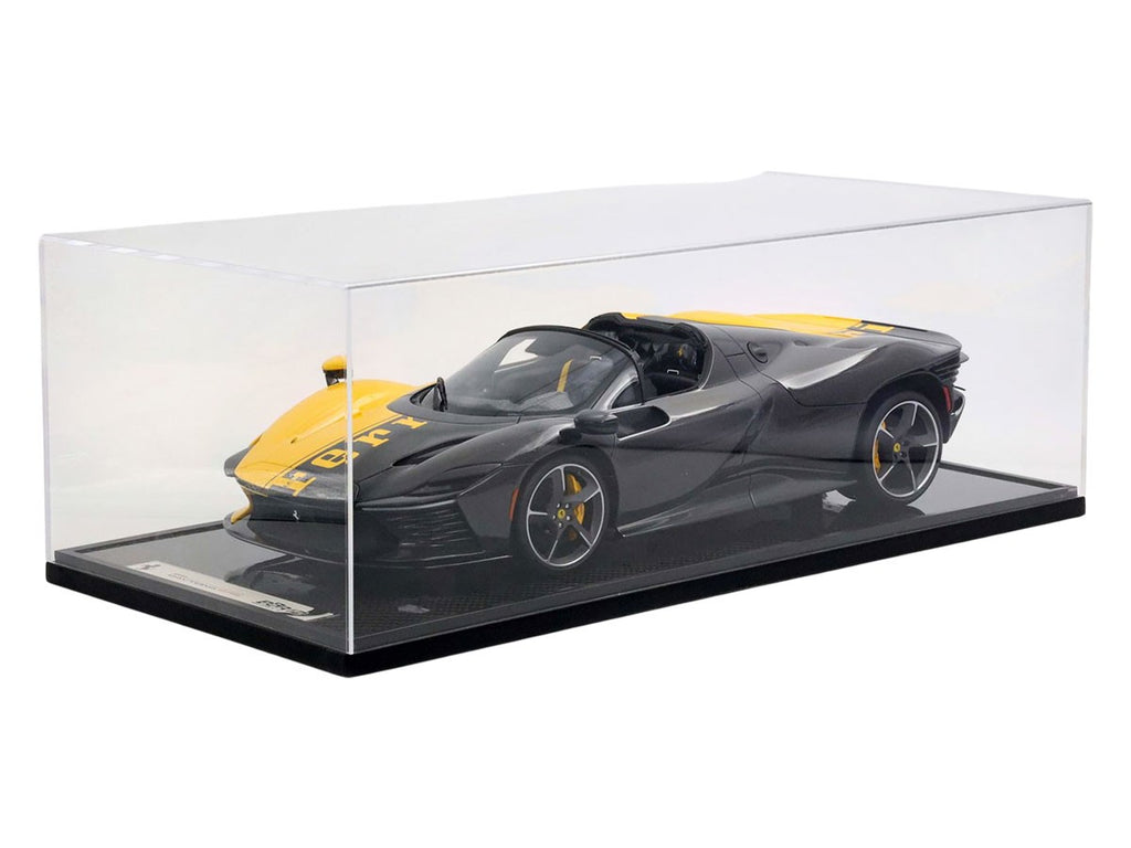 Ferrari Daytona SP3 Spider Tailor Made Modena Yellow, hiilikuidulla, rajoitettu 99 kappaleen painos, mittakaava 1:12, vitriinikotelolla, BBR Models