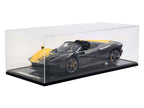 Ferrari Daytona SP3 Spider Tailor Made Modena Yellow, hiilikuidulla, rajoitettu 99 kappaleen painos, mittakaava 1:12, vitriinikotelolla, BBR Models
