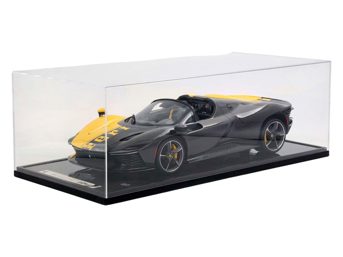 Ferrari Daytona SP3 Spider Tailor Made Giallo Modena con fibra di carbonio, edizione limitata a 99 pezzi, in scala 1:12 con teca espositiva di BBR Models