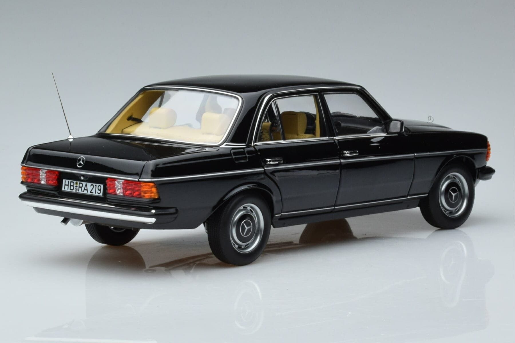 Norev Mercedes Benz 230 E W123 1980 Schwarz 1/18