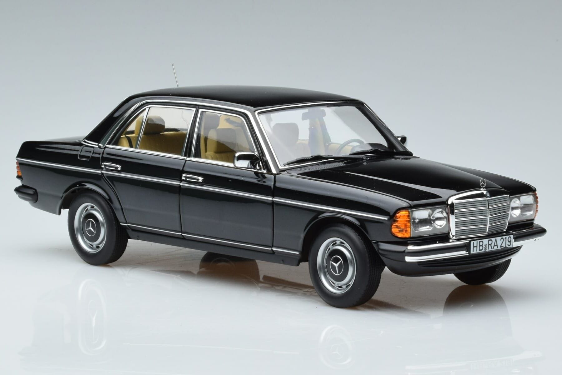 Norev Mercedes Benz 230 E W123 1980 Schwarz 1/18