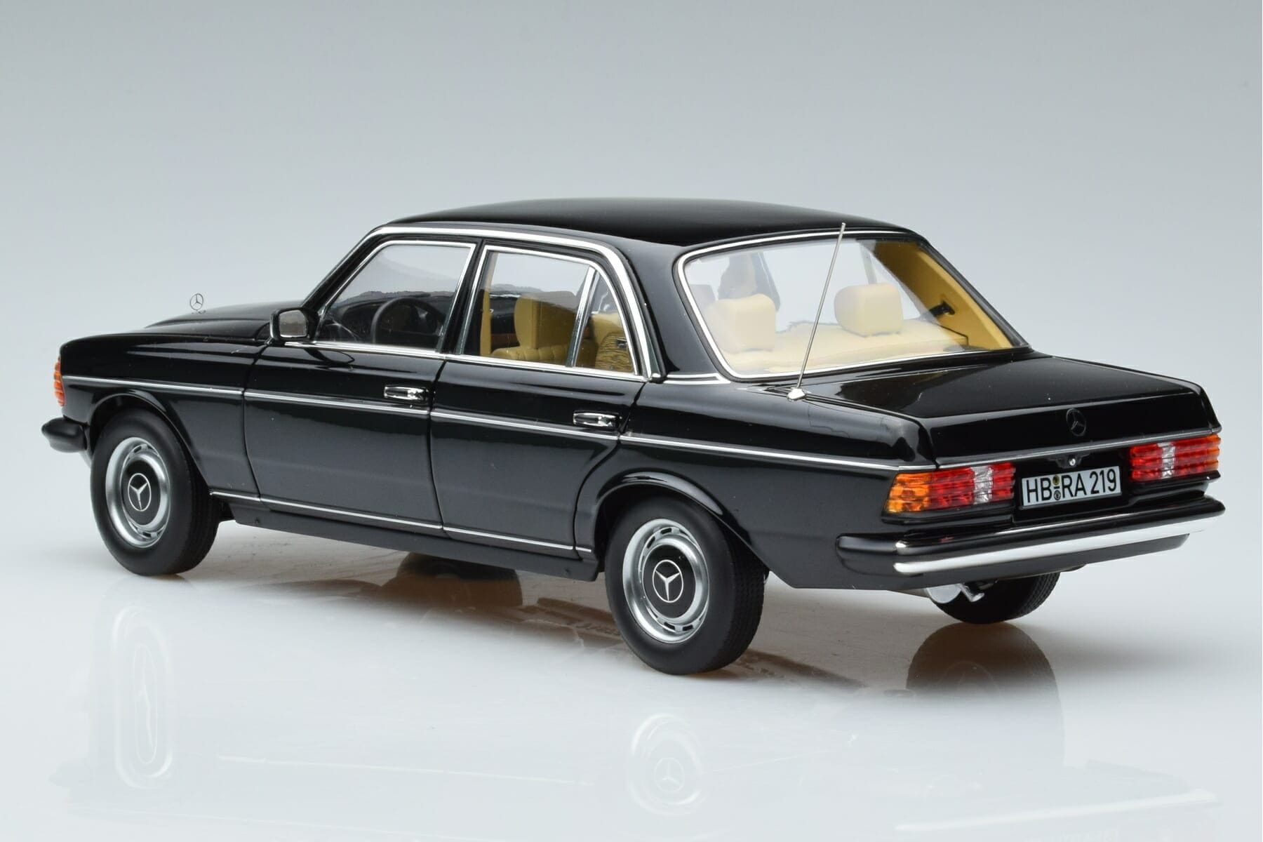 Norev Mercedes Benz 230 E W123 1980 Schwarz 1/18