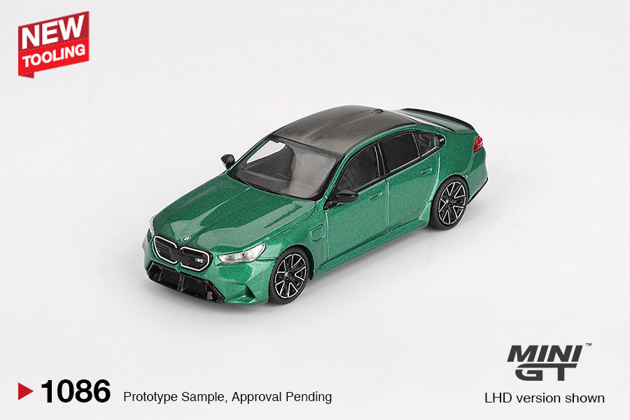 BMW M5 (G90) Isle of Man Green Metallic 2024 1:64 Diecast Modell