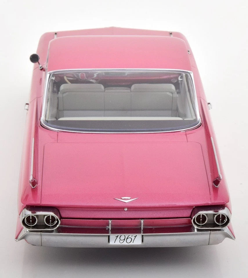 Cadillac Series 62 Coupe DeVille 1961 Rosa Maßstab 1:18 Modell